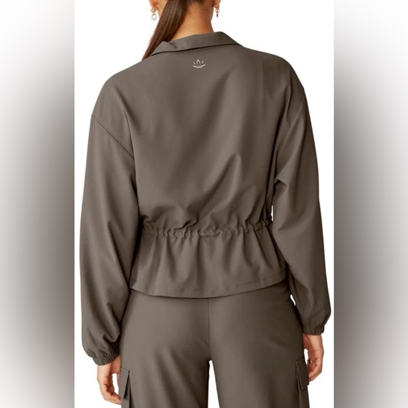 NWOT Beyond Yoga Women's City Chic Jacket with Pockets In Dune Taupe (21.5PTP) - Picture 2 of 6